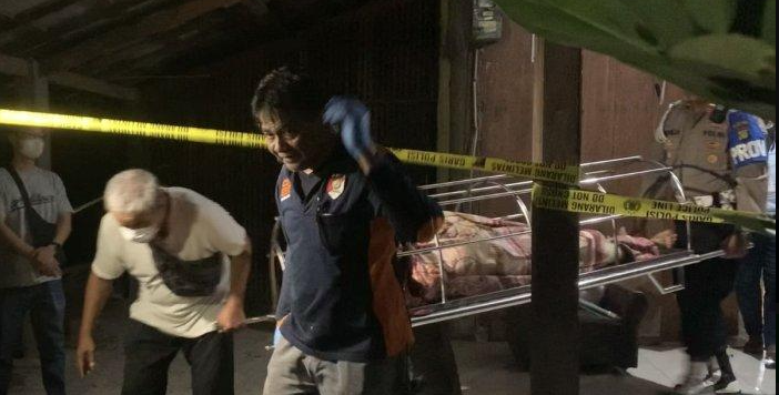 Kejadian tragis menimpa sebuah keluarga di Bekasi ketika seorang pria lansia ditemukan tewas dengan luka parah akibat penganiayaan yang dilakukan oleh anak tirinya sendiri. Insiden ini bukan hanya menggugah empati masyarakat, tetapi juga menimbulkan pertanyaan mendalam mengenai dinamika keluarga yang rumit serta dampak lingkungan terhadap sikap dan perilaku individu. Masyarakat setempat merasa tertekan, ingin ikut campur untuk mencegah tindakan lebih lanjut namun dihadapkan pada rasa takut yang menguat karena pelaku membawa alat yang berbahaya, yaitu linggis. Artikel ini akan menelusuri konteks sosial, psikologis, dan implikasi dari kejadian ini, serta bagaimana masyarakat dapat berperan dalam mencegah kekerasan di lingkungan mereka. 1. Latar Belakang Kasus Pembunuhan Kejadian pembunuhan ini bermula dari ketegangan yang sudah berlangsung lama dalam keluarga tersebut. Hubungan antara pria lansia dan anak tirinya dikenal rumit, dengan sejumlah pertikaian yang kerap terjadi akibat masalah keuangan dan perbedaan pandangan hidup. Masyarakat sekitar menyaksikan berbagai konflik yang muncul, namun tidak ada yang berani untuk campur tangan secara langsung. Seringkali, permasalahan dalam rumah tangga dapat berujung pada tindakan kekerasan ketika ditambah dengan faktor eksternal seperti tekanan ekonomi atau pengaruh lingkungan sosial. Berdasarkan pengakuan beberapa warga, mereka menyadari adanya perubahan perilaku pada pelaku sebelum kejadian tersebut. Pelaku yang dulunya dianggap tenang dan tidak bermasalah, mulai menunjukkan tanda-tanda agresivitas yang mencolok. Hal ini sering kali diabaikan oleh orang-orang di sekitarnya, sehingga ketika tragedi ini terjadi, tidak ada yang terkejut namun juga tidak ada yang merasa siap untuk menghadapi konsekuensi dari tindakan tersebut. Sementara itu, ketidakmampuan masyarakat untuk bertindak dalam situasi-situasi seperti ini sering kali disebabkan oleh ketidakpahaman mengenai cara yang tepat untuk merespons kekerasan domestik. Adanya stigma dan ketakutan akan balas dendam dari pelaku sering kali membuat orang-orang di sekitar lebih memilih untuk tidak melibatkan diri, meskipun mereka menyaksikan situasi yang tidak sehat. Kejadian ini menjadi cermin bagi kita untuk mengevaluasi sikap kita terhadap kekerasan dalam lingkungan keluarga dan bagaimana kita bisa lebih proaktif dalam mencegahnya di masa depan. 2. Tindakan Masyarakat dan Rasa Takut yang Menghantui Setelah mengetahui kejadian tersebut, masyarakat setempat merasa tergerak untuk memberikan bantuan, tetapi rasa takut menjadi penghalang utama. Ketika pelaku masih berkeliaran dengan membawa linggis, tidak ada seorang pun yang berani untuk melakukan intervensi. Rasa takut ini tidak hanya berakar dari ketidakpastian apakah tindakan mereka akan berhasil, tetapi juga kekhawatiran akan keselamatan diri mereka sendiri. Masyarakat sering kali bingung antara kewajiban moral untuk menolong dan insting untuk melindungi diri. Dalam situasi seperti ini, ketidaktahuan tentang langkah-langkah yang tepat untuk mengambil tindakan dapat memicu kebingungan. Beberapa warga bahkan melaporkan bahwa mereka ingin segera menghubungi aparat keamanan, tetapi ketika melihat pelaku yang tampak agresif, mereka mundur. Ini menunjukkan betapa pentingnya edukasi tentang bagaimana menangani keadaan darurat, terutama yang melibatkan kekerasan. Di beberapa kasus, ketidakberdayaan masyarakat untuk bertindak dapat berkontribusi pada meningkatnya tingkat kekerasan. Masyarakat yang terjebak dalam siklus ketakutan sering kali tidak memiliki saluran untuk menyuarakan keprihatinan mereka. Oleh karena itu, penting bagi pemerintah dan lembaga terkait untuk memberikan pelatihan dan sumber daya yang diperlukan agar warga lebih siap dalam menghadapi situasi berbahaya. Ini termasuk penyuluhan tentang cara melaporkan kekerasan domestik, memahami hak-hak mereka, dan cara berkoordinasi dengan pihak berwenang. 3. Dinamika Keluarga dan Penyebab Kekerasan Kekerasan dalam keluarga sering kali memiliki akar yang dalam, melibatkan berbagai faktor yang saling terkait. Dalam kasus ini, dinamika keluarga yang kompleks menjadi salah satu penyebab utama. Frustrasi ekonomi, tekanan psikologis, dan ketidakharmonisan hubungan sering kali menciptakan suasana yang memicu aksi kekerasan. Sang pria lansia mungkin menjadi sasaran karena posisinya yang lemah dalam struktur keluarga, terutama dalam hal kekuasaan dan kontrol. Anak tiri yang berperilaku agresif bisa jadi merupakan produk dari pendidikan yang kurang baik atau trauma masa lalu. Hal ini menunjukkan bahwa kekerasan dalam keluarga tidak hanya soal tindakan fisik tetapi juga masalah yang lebih dalam yang memerlukan pendekatan rehabilitatif. Masyarakat sering kali melihat kekerasan sebagai masalah individual, padahal ini adalah masalah sosial yang memerlukan kehadiran banyak pihak untuk menyelesaikannya. Mengatasi masalah ini bukan hanya tanggung jawab individu, tetapi juga tanggung jawab masyarakat dan pemerintah. Perlu adanya program rehabilitasi bagi pelaku kekerasan dan dukungan untuk korban, termasuk konseling dan tempat perlindungan. Dengan memahami bahwa kekerasan adalah produk dari dinamika sosial yang rumit, kita dapat lebih baik dalam merumuskan solusi yang efektif untuk mencegah kejadian serupa di masa depan. 4. Membangun Kesadaran dan Edukasi Masyarakat Kesadaran masyarakat akan isu kekerasan dalam rumah tangga perlu ditingkatkan untuk mencegah kejadian serupa. Salah satu cara yang efektif adalah melalui pendidikan dan kampanye sosial. Masyarakat harus diajarkan tentang tanda-tanda kekerasan, cara melaporkan kejadian, dan bagaimana memberikan dukungan kepada korban. Edukasi ini tidak hanya menyasar orang dewasa, tetapi juga anak-anak agar mereka dapat tumbuh menjadi individu yang peka terhadap isu-isu kekerasan. Pentingnya peran komunitas dalam menciptakan lingkungan yang aman juga tidak bisa diabaikan. Komunitas perlu memiliki forum atau wadah di mana mereka dapat berdiskusi tentang masalah sosial, termasuk kekerasan dalam rumah tangga. Dengan demikian, masyarakat tidak merasa sendirian dan dapat saling mendukung dalam menghadapi masalah yang kompleks ini. Selain itu, pemerintah juga dapat berperan aktif dalam menyediakan sumber daya untuk membantu masyarakat. Dukungan dari pengurus lokal dan lembaga sosial sangat penting untuk menciptakan program-program pencegahan dan penanganan kekerasan yang efektif. Melalui kolaborasi ini, diharapkan dapat tercipta lingkungan yang lebih aman bagi semua anggota masyarakat.