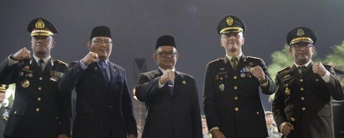 Di setiap detak kehidupan masyarakat Indonesia, tersemat kisah perjuangan yang penuh pengorbanan dari para pahlawan yang telah berjuang untuk meraih kemerdekaan. Salah satu cara untuk menghormati jasa dan pengorbanan mereka adalah dengan menggelar acara yang dapat menggugah rasa nasionalisme. Pada malam yang penuh makna ini, Pj Wali Kota Bekasi bersama Forkompinda menggelar Malam Renungan Suci. Acara ini bukan hanya sekadar seremonial, tetapi juga merupakan bentuk penghormatan yang dalam terhadap pahlawan yang telah berjuang mewujudkan cita-cita bangsa. Dalam artikel ini, kita akan membahas lebih dalam tentang acara tersebut, latar belakangnya, serta makna yang terkandung di dalamnya. 1. Latar Belakang Malam Renungan Suci Malam Renungan Suci diadakan di Bekasi sebagai bentuk penghormatan terhadap para pahlawan yang telah berkorban demi kemerdekaan dan kedaulatan bangsa. Acara ini biasanya diselenggarakan pada tanggal-tanggal penting seperti Hari Pahlawan atau peringatan kemerdekaan. Dalam konteks Bekasi, pahlawan-pahlawan lokal yang berperan dalam perjuangan juga menjadi sorotan penting dalam acara ini. Mengapa malam renungan ini sangat penting? Hal ini mengingatkan kita akan nilai-nilai perjuangan yang telah diwariskan oleh para pendahulu. Di tengah arus modernisasi yang cepat, penting untuk menyelaraskan generasi muda dengan nilai-nilai perjuangan ini. Melalui malam renungan, diharapkan dapat menumbuhkan rasa cinta tanah air yang lebih dalam, serta meningkatkan kesadaran masyarakat akan pentingnya menghargai jasa para pahlawan. Dalam konteks lebih luas, acara ini juga menjadi ajang untuk memperkuat persatuan dan kesatuan di antara berbagai elemen masyarakat. Forkompinda, yang terdiri dari berbagai instansi pemerintahan dan organisasi masyarakat, berkolaborasi dalam penyelenggaraan acara ini. Kegiatan ini menjadi simbol bahwa seluruh elemen harus bersatu dalam menjaga keutuhan dan kedaulatan bangsa. 2. Rangkaian Acara Malam Renungan Suci Rangkaian acara Malam Renungan Suci di Bekasi biasanya dimulai dengan upacara penghormatan. Pada bagian ini, peserta diminta untuk mengenang jasa-jasa para pahlawan dengan khidmat. Upacara ini diwarnai dengan lagu-lagu kebangsaan dan pembacaan doa. Pj Wali Kota Bekasi sebagai pemimpin upacara memberikan sambutan yang mengajak seluruh peserta untuk merenungkan nilai-nilai perjuangan yang telah ditanamkan oleh para pahlawan. Selanjutnya, acara dilanjutkan dengan penampilan seni yang biasanya menggambarkan perjuangan para pahlawan, seperti teater atau puisi. Penampilan ini bertujuan untuk menyampaikan pesan moral tentang pentingnya menjaga persatuan dan kesatuan. Dalam penampilan ini, para generasi muda dilibatkan sebagai bentuk transfer nilai kepada generasi selanjutnya. Acara ini biasanya diakhiri dengan penanaman pohon sebagai simbol harapan akan masa depan yang lebih baik. Penanaman pohon juga menjadi simbol bahwa perjuangan para pahlawan tidak akan pernah mati, melainkan akan terus tumbuh dan berkembang dalam jiwa setiap generasi penerus. Dengan demikian, malam renungan ini menjadi sarana untuk mengingat sejarah sambil mempersiapkan masa depan yang lebih baik. 3. Makna dan Dampak Malam Renungan Suci Malam Renungan Suci tidak hanya sekadar acara seremonial semata. Ini adalah sebuah pengingat akan betapa pentingnya mengenang jasa-jasa pahlawan. Makna dari malam renungan ini sangat dalam dan beragam. Pertama, acara ini mengajarkan kita untuk menghargai pengorbanan dan nilai-nilai perjuangan. Dalam setiap detik yang kita nikmati saat ini, terdapat darah dan air mata yang telah ditumpahkan oleh para pahlawan. Kedua, Malam Renungan Suci juga berfungsi sebagai media untuk menanamkan kesadaran kolektif masyarakat mengenai pentingnya menjaga persatuan. Dalam konteks kebangsaan, kesatuan adalah fondasi yang sangat penting. Acara seperti ini dapat menjadi ajang untuk membangun komunikasi dan kerjasama antara berbagai elemen masyarakat. Dengan hadirnya Forkompinda dan masyarakat, diharapkan dapat tercipta sinergi yang kuat dalam membangun bangsa. Ketiga, dampak jangka panjang dari acara ini sangat signifikan. Generasi muda yang terlibat dalam kegiatan ini akan membawa pulang nilai-nilai yang telah diajarkan. Dalam jangka panjang, mereka diharapkan akan lebih menghargai sejarah dan mau berkontribusi dalam membangun bangsa. Ini adalah salah satu cara untuk memastikan bahwa semangat perjuangan para pahlawan tidak akan padam. 4. Harapan untuk Generasi Mendatang Dalam setiap acara peringatan seperti Malam Renungan Suci, terdapat harapan yang besar untuk generasi mendatang. Pertama, harapan untuk generasi muda yang lebih sadar akan pentingnya sejarah. Dengan memahami sejarah, mereka dapat mengambil pelajaran berharga dan menerapkannya dalam kehidupan sehari-hari. Kedua, diharapkan agar generasi mendatang lebih aktif dalam menjaga dan memelihara nilai-nilai kebangsaan. Ini termasuk rasa cinta tanah air, semangat berkorban, dan komitmen untuk berkontribusi bagi masyarakat. Melalui penanaman nilai-nilai ini, diharapkan akan lahir generasi yang siap menghadapi tantangan zaman dengan semangat dan keberanian yang sama dengan para pahlawan. Ketiga, harapan ini juga mencakup penguatan ikatan sosial di antara generasi muda. Dengan bersatu dan berkolaborasi, mereka dapat menciptakan perubahan yang positif di masyarakat. Melalui kegiatan-kegiatan sosial, diharapkan generasi muda dapat menunjukkan bahwa semangat perjuangan pahlawan masih hidup dan relevan dalam konteks masa kini.