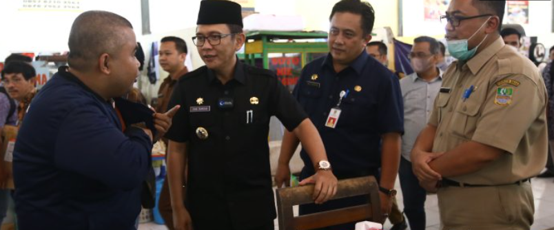 Dalam dinamika politik daerah, pengangkatan pejabat sementara atau PJ Bupati menjadi momen krusial yang tidak hanya memengaruhi kebijakan lokal, tetapi juga mencerminkan visi dan misi partai politik yang mengusulkan kandidat. Salah satu momen penting tersebut terjadi di Kabupaten Bekasi, di mana Fraksi Partai Keadilan Sejahtera (PKS) menyatakan kebanggaannya terhadap usulan Dani Ramdan sebagai PJ Bupati. Usulan ini bukan sekadar formalitas, melainkan merupakan langkah strategis yang diharapkan dapat membawa perubahan signifikan bagi masyarakat Bekasi. Artikel ini akan membahas lebih dalam tentang latar belakang Dani Ramdan, alasan dukungan Fraksi PKS, serta harapan dari pengangkatan ini bagi perkembangan Kabupaten Bekasi. 1. Latar Belakang Dani Ramdan Dani Ramdan adalah sosok yang tidak asing di kalangan masyarakat Bekasi dan para penggiat politik. Sebelum diusulkan sebagai PJ Bupati, Dani telah berpengalaman dalam berbagai posisi strategis di pemerintahan dan memiliki rekam jejak yang solid dalam pelayanan publik. Ia dikenal sebagai pemimpin yang proaktif dan responsif terhadap kebutuhan masyarakat. Dalam kariernya, Dani telah menjabat sejumlah posisi penting, termasuk sebagai kepala dinas di beberapa instansi pemerintah. Pengalamannya tersebut melahirkan pemahaman yang mendalam tentang mekanisme pemerintahan dan bagaimana mengelola sumber daya yang ada untuk kesejahteraan masyarakat. Terlebih lagi, pengalamannya berinteraksi langsung dengan masyarakat membuatnya menyadari betul permasalahan yang dihadapi sehari-hari oleh warga Bekasi. Selain itu, Dani Ramdan juga dikenal sebagai pribadi yang terbuka dan transparan. Ia tidak hanya mampu mengelola birokrasi, tetapi juga aktif dalam berkomunikasi dengan masyarakat. Hal ini menciptakan rasa kepercayaan yang kuat di antara warga, yang pada gilirannya akan sangat berguna dalam mengimplementasikan program-program pemerintah. Latar belakang pendidikan Dani yang memadai juga memastikan bahwa ia memiliki fondasi teoritis yang kuat dalam menjalankan tugas-tugasnya sebagai PJ Bupati. Dengan kombinasi pengalaman, keahlian, dan komitmen terhadap masyarakat, tidak mengherankan jika Fraksi PKS merasa bangga mengusulkan Dani Ramdan. Usulan ini dilihat sebagai langkah yang tepat untuk menjawab tantangan-tantangan yang ada di Kabupaten Bekasi, mulai dari masalah infrastruktur hingga pelayanan publik. 2. Alasan Dukungan Fraksi PKS Fraksi PKS di DPRD Kabupaten Bekasi memiliki alasan yang kuat untuk mendukung usulan Dani Ramdan sebagai PJ Bupati. Dukungan ini tidak hanya berdasar pada kedekatan politik, tetapi juga pada visi dan misi yang sejalan dengan nilai-nilai yang diusung oleh partai. Salah satu alasan utama adalah komitmen Dani dalam meningkatkan kualitas pelayanan publik. Dalam berbagai kesempatan, Dani telah menunjukkan kepedulian terhadap masalah-masalah yang dihadapi masyarakat Bekasi. Program-program yang diajukan selama masa jabatannya sebelumnya mencerminkan keinginannya untuk menghadirkan solusi nyata bagi masyarakat. Selain itu, PKS juga menghargai integritas dan etika kerja Dani. Dalam dunia politik yang sering kali dipenuhi oleh skandal dan korupsi, sosok yang berintegritas sangatlah dibutuhkan. Dani Ramdan telah menunjukkan bahwa ia adalah orang yang dapat diandalkan dan tidak akan menyimpang dari prinsip-prinsip moral yang tinggi. Dukungan Fraksi PKS juga didasarkan pada hasil survei dan analisis politik yang menunjukkan bahwa Dani memiliki tingkat penerimaan yang tinggi di kalangan masyarakat. Masyarakat Bekasi mengharapkan sosok pemimpin yang dapat membawa perubahan positif dan Dani Ramdan dianggap sebagai kandidat yang tepat untuk memimpin. Fraksi PKS merasa bahwa pengangkatan Dani bukan hanya akan mendatangkan dampak positif bagi partai, tetapi juga akan memberikan manfaat bagi masyarakat luas. Dalam konteks ini, PKS melihat Dani sebagai jembatan antara pemerintah dan masyarakat, yang diharapkan dapat meredakan ketegangan dan menghadirkan kolaborasi yang lebih baik dalam pengambilan keputusan. 3. Harapan dari Pengangkatan Dani Ramdan Setiap pengangkatan pejabat baru selalu diiringi oleh harapan-harapan yang besar. Dalam kasus Dani Ramdan sebagai PJ Bupati Bekasi, harapan tersebut tidak hanya datang dari Fraksi PKS, tetapi juga dari masyarakat luas. Banyak yang percaya bahwa Dani akan mampu membawa sinergi antara berbagai elemen di pemerintahan dan masyarakat. Salah satu harapan terbesar adalah perbaikan dalam sektor infrastruktur. Kabupaten Bekasi, sebagai salah satu daerah yang sedang berkembang pesat, memerlukan perhatian khusus dalam hal ini. Dani diharapkan dapat mendorong pembangunan infrastruktur yang lebih baik, termasuk jalan, transportasi, dan fasilitas umum. Dengan pengalamannya, Dani diyakini mampu merumuskan kebijakan yang tepat untuk menjawab kebutuhan tersebut. Selain itu, masyarakat juga berharap agar Dani dapat meningkatkan kualitas pendidikan dan kesehatan di daerah tersebut. Dalam hal ini, Dani dapat bekerja sama dengan lembaga pendidikan dan rumah sakit untuk menjamin akses yang lebih baik bagi semua warga. Masyarakat ingin melihat adanya inovasi dalam program-program pendidikan dan kesehatan yang lebih inklusif dan merata. Dani Ramdan juga diharapkan dapat menjadi mediator yang baik antara pemerintah dan masyarakat. Dengan pendekatan yang transparan dan komunikatif, Dani diharapkan dapat menciptakan saluran komunikasi yang baik antara kedua pihak. Hal ini sangat penting untuk membangun kepercayaan masyarakat terhadap pemerintah. Tidak kalah pentingnya adalah harapan agar Dani dapat mengatasi masalah-masalah sosial yang ada, seperti kemiskinan dan pengangguran. Dalam hal ini, Dani diharapkan dapat merumuskan program-program yang dapat memberikan kesempatan kerja dan meningkatkan taraf hidup masyarakat. Dengan demikian, pengangkatan Dani Ramdan dianggap sebagai harapan baru bagi masyarakat Bekasi untuk mencapai kehidupan yang lebih baik. 4. Dampak Usulan Dani Ramdan terhadap Stabilitas Politik di Bekasi Usulan Dani Ramdan sebagai PJ Bupati diharapkan dapat membawa dampak positif terhadap stabilitas politik di Kabupaten Bekasi. Stabilitas politik merupakan faktor penting yang dapat memengaruhi berbagai aspek kehidupan masyarakat, mulai dari ekonomi hingga sosial. Dalam konteks ini, Dani Ramdan diharapkan dapat menjadi pemimpin yang mampu meredakan ketegangan politik yang seringkali terjadi di daerah. Dengan pendekatan kolaboratif dan inklusif, Dani diharapkan dapat menciptakan suasana yang lebih kondusif bagi pembangunan daerah. Hal ini penting untuk menarik investasi dan menciptakan lapangan kerja baru. Dani juga diharapkan dapat menjadi jembatan antara berbagai kelompok masyarakat dan partai politik yang ada di Bekasi. Dengan pendekatan yang bijaksana, Dani dapat menghindari polarisasi yang seringkali terjadi dalam politik daerah. Ini akan membuka jalan bagi kolaborasi yang lebih baik dan menciptakan iklim yang lebih baik untuk pembangunan. Dengan pengalamannya dalam pemerintahan dan kemampuan untuk berkomunikasi dengan baik, Dani Ramdan diharapkan dapat mengatasi berbagai isu yang ada dan merumuskan kebijakan yang berpihak kepada masyarakat. Usulan ini diharapkan akan menjadi titik tolak bagi perubahan positif dalam pemerintahan Kabupaten Bekasi, yang pada akhirnya akan berimbas pada kesejahteraan masyarakat.