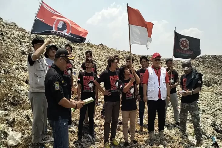 Aktivis Peduli Lingkungan Ikrar Sumpah Pemuda di Gunungan Sampah TPA Burangkeng Bekasi