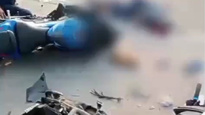 Kecelakaan lalu lintas merupakan salah satu masalah serius yang dihadapi oleh masyarakat, terutama di daerah perkotaan yang padat seperti Cikarang, Bekasi. Baru-baru ini, terjadi insiden tragis yang melibatkan dua sepeda motor yang mengalami kecelakaan adu banteng. Kecelakaan ini mengakibatkan satu korban tewas dan beberapa orang lainnya mengalami luka-luka. Dalam artikel ini, kita akan membahas secara mendalam mengenai penyebab kecelakaan, dampak yang ditimbulkan, serta langkah-langkah pencegahan yang dapat diambil untuk mengurangi risiko kecelakaan di jalan raya. Penyebab Kecelakaan Motor di Cikarang Kecelakaan lalu lintas sering kali disebabkan oleh berbagai faktor, baik dari pengendara, kendaraan, maupun kondisi jalan. Dalam kasus kecelakaan adu banteng di Cikarang ini, beberapa faktor penyebab yang mungkin terlibat antara lain: Kecepatan Tinggi: Salah satu faktor utama yang sering menjadi penyebab kecelakaan adalah kecepatan tinggi. Pengendara yang mengendarai sepeda motor dengan kecepatan melebihi batas yang ditentukan berisiko tinggi untuk terlibat dalam kecelakaan. Di jalan raya, tekanan untuk mencapai tujuan dengan cepat sering kali membuat pengendara mengabaikan keselamatan. Kurangnya Fokus: Distraksi saat berkendara, seperti menggunakan ponsel atau berbicara dengan penumpang, dapat menyebabkan pengendara kehilangan fokus. Dalam situasi di mana dua motor bertabrakan, satu atau kedua pengendara mungkin tidak memperhatikan keberadaan kendaraan lain di sekitar mereka. Kondisi Jalan yang Buruk: Jalan yang berlubang, tidak rata, atau tidak memiliki penerangan yang memadai dapat meningkatkan risiko kecelakaan. Ketika pengendara tidak dapat melihat dengan jelas kondisi jalan, mereka mungkin tidak dapat menghindari tabrakan. Kurangnya Kedisiplinan: Pelanggaran lalu lintas, seperti menerobos lampu merah atau tidak menggunakan helm, juga dapat berkontribusi pada terjadinya kecelakaan. Kedisiplinan dalam berkendara sangat penting untuk menjaga keselamatan di jalan. Kecelakaan di Cikarang ini merupakan pengingat akan pentingnya kesadaran dan kedisiplinan para pengendara untuk mematuhi aturan lalu lintas demi keselamatan bersama. Dampak Kecelakaan bagi Korban dan Keluarga Kecelakaan lalu lintas tidak hanya berdampak pada korban secara langsung, tetapi juga pada keluarga dan masyarakat sekitar. Dalam insiden adu banteng di Cikarang ini, satu orang dinyatakan tewas dan beberapa lainnya mengalami luka-luka. Dampak dari kecelakaan ini dapat terlihat dari beberapa aspek berikut: Aspek Fisik: Korban yang mengalami luka-luka mungkin harus menjalani perawatan medis yang intensif. Beberapa cedera dapat menyebabkan kehilangan fungsi fisik sementara atau permanen, tergantung pada tingkat keparahan luka yang diderita. Aspek Emosional: Kejadian tragis seperti kecelakaan ini dapat meninggalkan dampak emosional yang mendalam, baik bagi korban yang selamat maupun bagi keluarga yang kehilangan orang terkasih. Rasa trauma, kesedihan, dan ketidakpastian tentang masa depan dapat menyertai mereka dalam waktu yang lama. Aspek Ekonomi: Biaya perawatan medis, kehilangan pendapatan akibat ketidakmampuan bekerja, serta biaya pemulihan dapat memberikan tekanan ekonomi yang signifikan bagi keluarga korban. Tidak jarang, keluarga yang ditinggalkan harus mencari cara untuk menyesuaikan diri dengan kondisi baru mereka. Aspek Sosial: Kecelakaan seperti ini juga dapat mempengaruhi masyarakat sekitar. Kecelakaan dapat menyebabkan kepanikan dan ketidaknyamanan di lingkungan tempat tinggal. Selain itu, insiden ini dapat memicu diskusi tentang keselamatan berkendara dan perlunya peningkatan fasilitas publik untuk mencegah kecelakaan serupa di masa depan. Dampak dari kecelakaan lalu lintas tidak hanya terbatas pada momen kejadian, tetapi dapat berlangsung lama dan meluas ke berbagai aspek kehidupan. Langkah-Langkah Pencegahan Kecelakaan Lalu Lintas Untuk mengurangi risiko kecelakaan lalu lintas, terutama yang melibatkan sepeda motor, berbagai langkah pencegahan harus diambil. Beberapa langkah penting yang dapat diimplementasikan antara lain: Edukasi Berkendara: Masyarakat perlu diberikan edukasi yang baik tentang keselamatan berkendara. Kampanye kesadaran tentang pentingnya menggunakan helm, mematuhi rambu lalu lintas, serta menghindari penggunaan ponsel saat berkendara dapat sangat membantu. Peningkatan Infrastruktur Jalan: Pemerintah dan otoritas setempat perlu memastikan bahwa infrastruktur jalan dalam kondisi baik. Perbaikan jalan yang berlubang, penambahan penerangan, serta pemasangan rambu lalu lintas yang jelas dapat membantu meningkatkan keselamatan. Penegakan Hukum: Penegakan hukum yang ketat terhadap pelanggaran lalu lintas sangat penting. Pengendara yang melanggar aturan harus dikenakan sanksi yang tegas untuk memberikan efek jera dan meningkatkan kedisiplinan berkendara. Sistem Transportasi yang Terintegrasi: Mendorong penggunaan transportasi umum atau alternatif lain dapat membantu mengurangi jumlah kendaraan di jalan. Dengan begitu, kepadatan lalu lintas dapat diminimalisir dan risiko kecelakaan dapat berkurang. Dengan langkah-langkah pencegahan yang tepat, diharapkan kejadian kecelakaan seperti yang terjadi di Cikarang dapat diminimalisir di masa mendatang. Peran Masyarakat dalam Meningkatkan Keselamatan Berkendara Masyarakat juga memiliki peran penting dalam menciptakan lingkungan yang aman untuk berkendara. Beberapa tindakan yang dapat dilakukan oleh masyarakat untuk meningkatkan keselamatan berkendara antara lain: Berpartisipasi dalam Kampanye Keselamatan: Masyarakat dapat berpartisipasi dalam program-program kampanye keselamatan berkendara yang diadakan oleh pemerintah atau organisasi non-pemerintah. Dengan aktif mengikuti kegiatan tersebut, kesadaran masyarakat akan keselamatan berkendara dapat meningkat. Penerapan Kebiasaan Berkendara yang Baik: Setiap individu perlu menerapkan kebiasaan berkendara yang baik, seperti tidak melanggar batas kecepatan, tidak menggunakan ponsel saat berkendara, dan selalu menggunakan helm. Dengan menerapkan kebiasaan baik, setiap pengendara dapat berkontribusi pada keselamatan di jalan. Melaporkan Kondisi Jalan yang Buruk: Masyarakat juga dapat berperan aktif dengan melaporkan kondisi jalan yang berbahaya kepada pihak berwenang. Ini termasuk jalan yang berlubang, rusak, atau tidak memiliki penerangan yang baik. Mendorong Diskusi tentang Keselamatan: Membuka dialog di antara keluarga, teman, atau komunitas tentang pentingnya keselamatan berkendara dapat membantu meningkatkan kesadaran kolektif. Diskusi ini dapat mencakup pengalaman pribadi, tips berkendara aman, dan ajakan untuk saling mengingatkan. Dengan adanya keterlibatan masyarakat dalam meningkatkan keselamatan berkendara, diharapkan kecelakaan lalu lintas dapat berkurang dan keselamatan di jalan raya dapat terjaga.