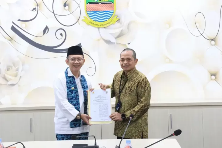 Pajak menjadi salah satu sumber pendapatan utama bagi pemerintah daerah, termasuk Pemerintah Kabupaten Bekasi. Dengan meningkatnya kebutuhan pembangunan infrastruktur dan pelayanan publik, pemkab perlu mencari cara untuk meningkatkan penerimaan pajak secara efisien. Salah satu langkah yang diambil adalah melakukan pemuktahiran data pelanggan, terutama dalam hal konsumsi listrik yang dikelola oleh PT PLN (Persero). Melalui kolaborasi antara Pemkab Bekasi dan PLN, diharapkan data yang akurat dan terkini dapat membantu dalam pengoptimalan pajak daerah. Artikel ini akan mengulas lebih dalam mengenai strategi yang diambil dalam pemuktahiran data pelanggan, dampaknya bagi peningkatan pendapatan pajak, serta manfaat bagi masyarakat. 1. Pentingnya Pemuktahiran Data Pelanggan untuk Optimalisasi Pajak Pemuktahiran data pelanggan adalah proses memperbaharui informasi mengenai konsumen yang terdaftar dan berhubungan dengan penyedia layanan, dalam hal ini PLN. Kegiatan ini sangat penting karena data yang akurat akan menunjang analisis yang lebih baik terhadap potensi pendapatan pajak. Dalam konteks pajak daerah, data pelanggan listrik sangat relevan, mengingat pajak penerangan jalan dan pajak lainnya yang ditetapkan berdasarkan penggunaan listrik. Dengan melakukan pemuktahiran, Pemkab Bekasi dapat mengetahui jumlah pelanggan yang terdaftar, kapasitas penggunaan listrik, serta lokasi geografis pelanggan. Hal ini memungkinkan pemkab untuk mengidentifikasi area dengan potensi pajak yang tinggi. Misalnya, wilayah yang memiliki banyak pelanggan industri biasanya akan memiliki konsumsi listrik yang lebih besar, sehingga dapat dikenakan pajak yang lebih tinggi. Selanjutnya, pemuktahiran data juga berfungsi untuk mengurangi potensi kebocoran pajak. Data yang tidak akurat atau tidak terbaru dapat menyebabkan hilangnya pendapatan pajak yang seharusnya diterima oleh pemkab. Dengan demikian, kolaborasi antara Pemkab Bekasi dan PLN dalam memperbaharui data pelanggan menjadi sangat krusial. 2. Kolaborasi Pemkab Bekasi dan PLN: Upaya Bersama dalam Mengumpulkan Data Kolaborasi antara Pemkab Bekasi dan PLN merupakan langkah strategis dalam mengoptimalkan pemuktahiran data pelanggan. Kerja sama ini diharapkan dapat mempermudah akses data dan informasi yang diperlukan untuk analisis pajak. PLN sebagai penyedia layanan listrik memiliki data yang sangat komprehensif mengenai pelanggan, termasuk informasi penggunaan listrik, jenis pelanggan, dan lokasi. Proses pengumpulan data dapat dilakukan melalui beberapa metode. Salah satunya adalah dengan survei langsung ke lapangan. Tim gabungan dari Pemkab dan PLN dapat melakukan pemetaan wilayah untuk memastikan setiap pelanggan terdata dengan baik. Selain itu, penggunaan teknologi informasi juga memungkinkan data pelanggan diakses dan diperbaharui dengan lebih cepat dan akurat. Misalnya, aplikasi berbasis web atau sistem manajemen data yang dapat diakses oleh kedua pihak. Upaya ini tidak hanya terbatas pada pengumpulan data saja, tetapi juga mencakup pengolahan dan analisis data untuk menghasilkan informasi yang bermanfaat bagi perencanaan perpajakan. Dengan data yang lebih akurat, Pemkab Bekasi dapat membuat kebijakan yang lebih tepat sasaran dalam hal tarif pajak serta penggunaan anggaran. 3. Dampak Pemuktahiran Data Pelanggan terhadap Penerimaan Pajak Daerah Dampak dari pemuktahiran data pelanggan terhadap penerimaan pajak daerah di Kabupaten Bekasi sangat signifikan. Dengan data yang lebih akurat, Pemkab dapat meningkatkan efisiensi dalam pengumpulan pajak. Salah satu efek langsung yang bisa dilihat adalah meningkatnya jumlah wajib pajak yang terdata dan dikenakan pajak sesuai dengan kapasitas penggunaan listrik mereka. Selain itu, dengan mengetahui potensi pajak dari berbagai sektor, Pemkab dapat merumuskan strategi untuk menggali sumber pendapatan baru. Misalnya, jika ditemukan adanya industri baru atau pembangun perumahan yang menggunakan listrik dalam jumlah besar, pajak yang dikenakan dapat disesuaikan agar sesuai dengan perkembangan tersebut. Dari sudut pandang masyarakat, pemuktahiran data ini juga dapat memberikan transparansi dan keadilan dalam pemungutan pajak. Dengan data yang jelas dan akurat, masyarakat tidak akan merasa dirugikan oleh pajak yang tidak proporsional. Hal ini pada gilirannya dapat meningkatkan kesadaran masyarakat tentang pentingnya pembayaran pajak untuk pembangunan daerah. 4. Manfaat Jangka Panjang bagi Masyarakat dan Pembangunan Daerah Manfaat dari pemuktahiran data pelanggan tidak hanya terasa dalam jangka pendek, tetapi juga memiliki dampak jangka panjang bagi masyarakat dan pembangunan daerah. Pertama, dengan peningkatan penerimaan pajak, Pemkab Bekasi akan memiliki lebih banyak anggaran untuk membiayai berbagai program pembangunan, mulai dari infrastruktur hingga pelayanan publik. Kedua, kolaborasi antara Pemkab dan PLN dalam pemuktahiran data dapat menjadikan kedua institusi tersebut lebih responsif terhadap kebutuhan masyarakat. Dengan memiliki informasi yang akurat, mereka dapat lebih cepat dalam merespons permasalahan yang dihadapi oleh masyarakat, baik dalam hal penyediaan listrik maupun dalam konteks layanan publik lainnya. Ketiga, adanya data yang mutakhir juga dapat membuka peluang investasi di Kabupaten Bekasi. Investor biasanya lebih tertarik pada daerah yang memiliki data yang jelas dan transparan. Dengan demikian, pemuktahiran data pelanggan dapat berkontribusi pada pertumbuhan ekonomi daerah yang lebih sustainable. Secara keseluruhan, pemuktahiran data pelanggan merupakan langkah penting dalam optimalisasi pajak yang tidak hanya menguntungkan pemerintah daerah tetapi juga memberikan manfaat langsung kepada masyarakat.