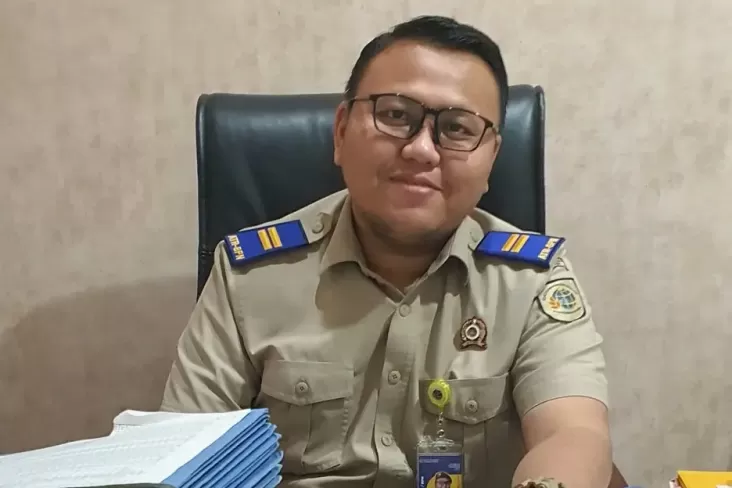 Program Pendaftaran Tanah Sistematis Lengkap (PTSL) terus menjadi sorotan di Indonesia, khususnya di wilayah Kabupaten Bekasi. Pada tahun 2024, Badan Pertanahan Nasional (BPN) Kabupaten Bekasi mengumumkan bahwa mereka akan membagikan 11 ribu sertifikat tanah secara gratis kepada masyarakat. Inisiatif ini bertujuan untuk meningkatkan kepemilikan tanah yang sah dan mengurangi sengketa tanah di daerah tersebut. Dalam artikel ini, kita akan membahas lebih dalam mengenai PTSL 2024, proses dan manfaat sertifikasi tanah, serta langkah-langkah yang harus diambil masyarakat untuk mendapatkan sertifikat tanah gratis ini. 1. Apa Itu PTSL dan Tujuannya? Pendaftaran Tanah Sistematis Lengkap (PTSL) adalah program yang dicanangkan oleh pemerintah untuk mempermudah masyarakat dalam mendapatkan kepastian hukum atas kepemilikan tanah. Program ini memberikan kesempatan bagi masyarakat untuk mendaftarkan tanah yang sudah mereka miliki tetapi belum memiliki sertifikat. Tujuan utama dari PTSL adalah untuk menciptakan kepastian hukum dan perlindungan atas hak tanah, serta untuk mengurangi potensi sengketa yang sering terjadi di masyarakat. Dalam konteks Kabupaten Bekasi, PTSL telah diimplementasikan sejak beberapa tahun terakhir, dan tahun 2024 adalah tahun yang krusial karena BPN Kabupaten Bekasi akan membagikan 11 ribu sertifikat tanah gratis. Hal ini merupakan langkah besar dalam mendukung program pemerintah dalam menyelesaikan masalah pertanahan dan memberikan hak kepada masyarakat untuk memiliki tanah secara sah. Dengan adanya program ini, diharapkan akan tercipta kesadaran di masyarakat tentang pentingnya sertifikat tanah dan mengurangi sengketa tanah yang kerap terjadi akibat kurangnya bukti kepemilikan. Melalui program ini, pemerintah berharap dapat menjangkau masyarakat yang kurang mampu dan memberikan akses yang lebih luas terhadap sertifikasi tanah. Prosesnya pun dirancang untuk menjadi lebih mudah dan cepat, sehingga masyarakat tidak merasa terhambat dalam mendapatkan sertifikat tanah. 2. Proses Pendaftaran Sertifikat Tanah Gratis Proses pendaftaran untuk mendapatkan sertifikat tanah gratis melalui program PTSL di Kabupaten Bekasi dilakukan dengan tahapan yang jelas. Pertama, masyarakat yang ingin mendaftar harus memastikan bahwa tanah yang mereka miliki memenuhi syarat tertentu, seperti tidak dalam sengketa dan memiliki batas yang jelas. Selanjutnya, mereka perlu mengisi formulir pendaftaran yang disediakan oleh BPN Kabupaten Bekasi. Setelah formulir diisi, BPN akan melakukan verifikasi data dan survei lapangan untuk memastikan keabsahan informasi yang diberikan. Dalam tahap ini, petugas BPN akan melakukan pengukuran tanah dan meninjau dokumen-dokumen yang diperlukan. Jika seluruh proses verifikasi berjalan lancar, BPN akan menerbitkan sertifikat tanah yang bisa diambil oleh pemohon. BPN Kabupaten Bekasi juga menyediakan informasi mengenai lokasi pendaftaran, dokumen yang harus dibawa, serta waktu pendaftaran. Masyarakat diharapkan aktif mencari informasi dan mengikuti setiap langkah yang ditentukan agar proses pendaftaran dapat berjalan dengan baik. Selain itu, BPN juga menyediakan bantuan dan layanan konsultasi bagi masyarakat yang membutuhkan penjelasan lebih lanjut mengenai proses PTSL ini. Penting bagi masyarakat untuk memahami bahwa meskipun program ini menyediakan sertifikat tanah secara gratis, mereka tetap harus mematuhi prosedur yang telah ditetapkan. Hal ini penting untuk memastikan tidak adanya penyalahgunaan atau pengajuan sertifikat tanah yang tidak sah. 3. Manfaat Sertifikat Tanah bagi Masyarakat Mendapatkan sertifikat tanah melalui program PTSL memiliki banyak manfaat bagi masyarakat. Sertifikat tanah merupakan bukti resmi kepemilikan yang diakui oleh hukum, sehingga memberikan perlindungan hukum bagi pemilik tanah. Dengan adanya sertifikat, masyarakat dapat menghindari sengketa atau klaim dari pihak lain atas tanah yang mereka miliki. Selain itu, sertifikat tanah juga membuka peluang bagi masyarakat untuk memanfaatkan tanah mereka secara lebih efektif. Mereka dapat menggunakan sertifikat tanah sebagai agunan untuk mendapatkan pinjaman di bank, yang bisa digunakan untuk membiayai usaha atau kebutuhan lainnya. Dengan demikian, sertifikat tanah tidak hanya berfungsi sebagai bukti kepemilikan, tetapi juga sebagai aset yang memiliki nilai ekonomi. Di samping itu, program PTSL juga berkontribusi terhadap pengembangan ekonomi daerah. Dengan meningkatnya kepemilikan tanah yang sah, masyarakat dapat lebih mudah mengembangkan usaha pertanian, peternakan, atau usaha kecil lainnya yang berkaitan dengan pemanfaatan tanah. Hal ini tentu saja akan berimbas positif pada pertumbuhan ekonomi lokal dan meningkatkan kesejahteraan masyarakat. Manfaat lain yang tidak kalah penting adalah peningkatan kesadaran masyarakat mengenai pentingnya administrasi pertanahan. Dengan adanya program PTSL, masyarakat diharapkan lebih memahami prosedur dan pentingnya memiliki dokumen yang sah atas tanah mereka, sehingga dapat mengurangi potensi masalah di masa depan. 4. Tantangan dan Solusi dalam Pendaftaran Tanah Meskipun program PTSL memiliki banyak manfaat, masih ada tantangan yang dihadapi dalam pelaksanaannya. Salah satu tantangan terbesar adalah minimnya pemahaman masyarakat mengenai proses pendaftaran tanah. Banyak masyarakat yang belum mengetahui cara dan syarat untuk mendapatkan sertifikat tanah, sehingga mereka tidak mendaftar meskipun tanah yang mereka miliki memenuhi syarat. Selain itu, terdapat juga tantangan dalam hal sumber daya manusia di BPN. Jumlah petugas yang terbatas dapat memperlambat proses pendaftaran, sehingga masyarakat harus menunggu lebih lama untuk mendapatkan sertifikat tanah. Hal ini seringkali membuat masyarakat merasa frustasi dan kehilangan minat untuk mendaftar. Untuk mengatasi tantangan ini, BPN Kabupaten Bekasi perlu melakukan sosialisasi yang lebih masif dan terarah kepada masyarakat. Ini termasuk mengadakan seminar, workshop, dan penyuluhan mengenai pentingnya sertifikat tanah dan cara pendaftarannya. Selain itu, BPN juga perlu meningkatkan kapasitas sumber daya manusia agar proses pendaftaran dapat dilakukan dengan lebih cepat dan efisien. Keterlibatan masyarakat juga sangat penting dalam mengatasi tantangan ini. Masyarakat dapat membantu dengan menyebarkan informasi kepada tetangga dan komunitas mereka mengenai PTSL dan manfaat sertifikat tanah. Dengan kolaborasi antara BPN dan masyarakat, diharapkan program PTSL dapat berjalan dengan lebih baik dan memberikan manfaat yang lebih besar bagi masyarakat Kabupaten Bekasi.